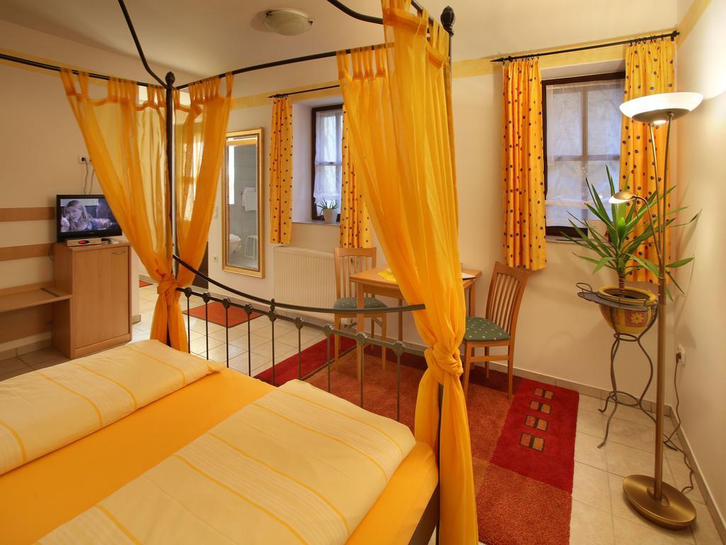 Worners Schloss Weingut & Wellness-Hotel Пріксенштадт Екстер'єр фото