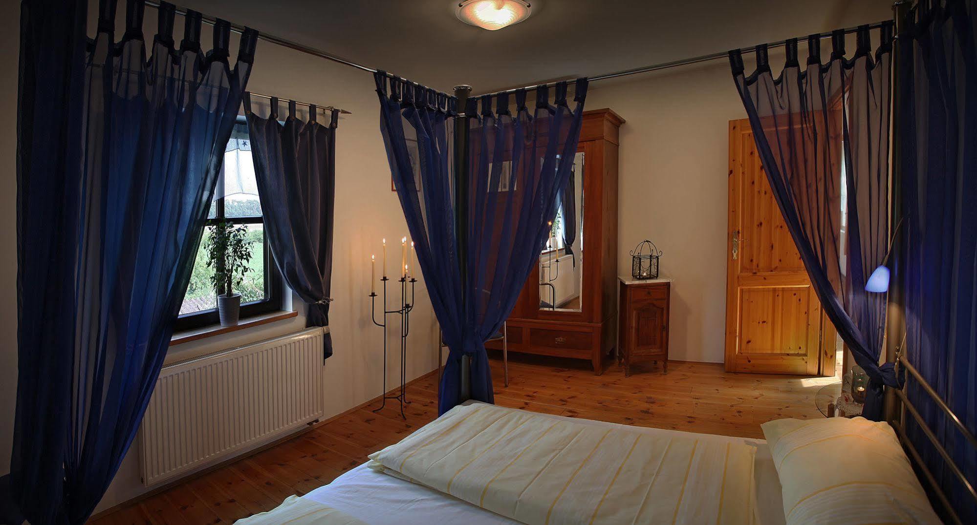 Worners Schloss Weingut & Wellness-Hotel Пріксенштадт Екстер'єр фото