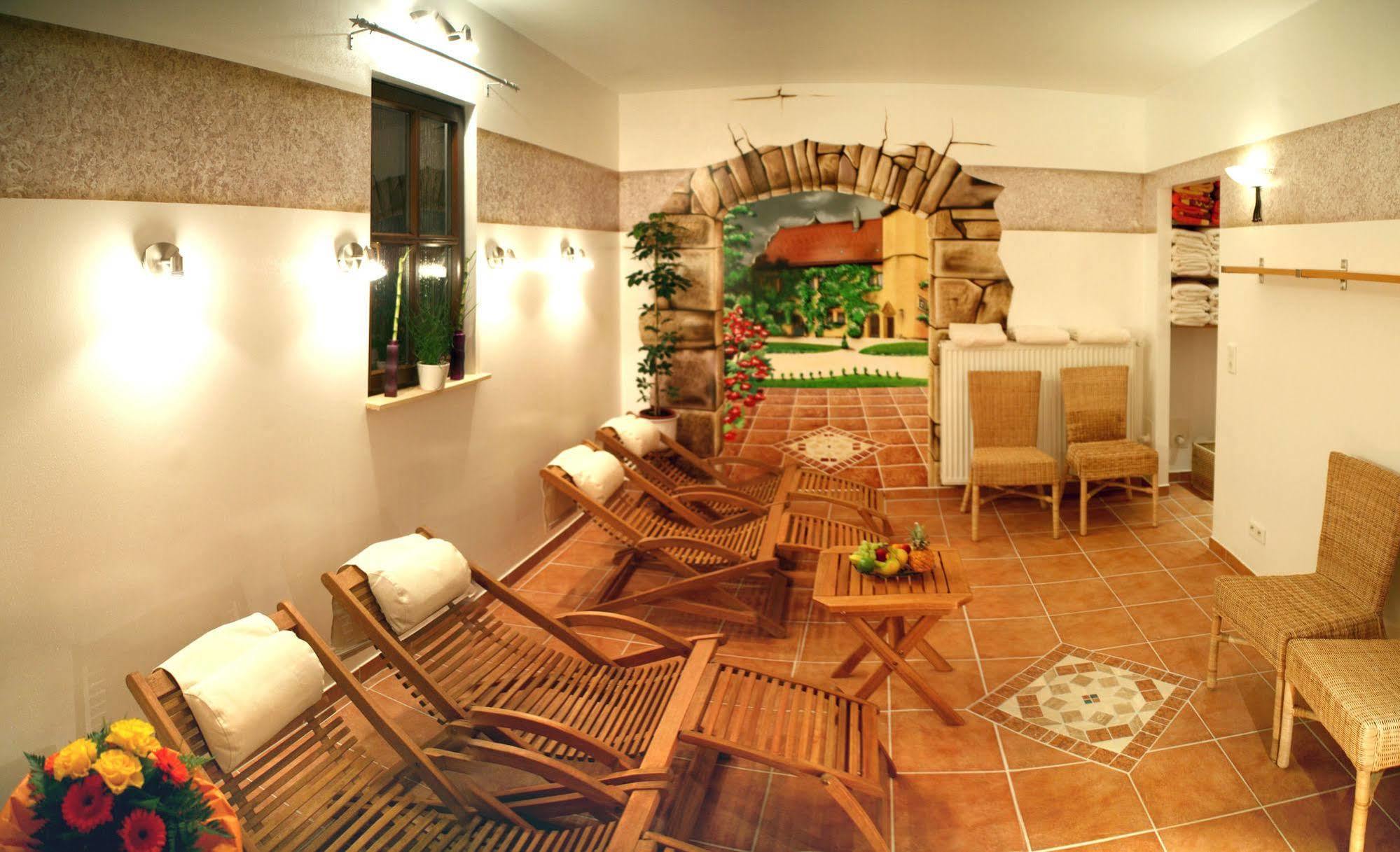 Worners Schloss Weingut & Wellness-Hotel Пріксенштадт Екстер'єр фото